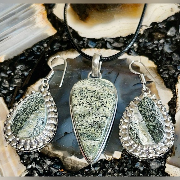 Chrysotile in Serpentine Pendant & Earrings Set - Picture 9 of 15